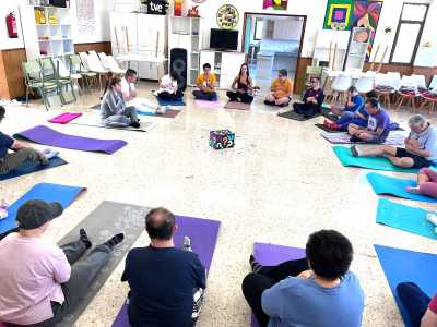 El ‘Yoga para todos’ regresa al Centro Ocupacional Comarcal Santa María de Guía para mejorar el bienestar de sus usuarios