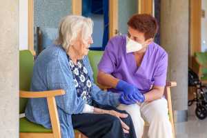 Guía refuerza la atención social con la mejora de la ayuda a domicilio y la gestión de la renta canaria