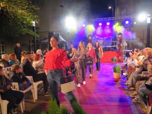 La Feria Navideña de Comercio Local dinamiza la Zona Comercial Abierta de Guía y reúne a cientos de personas durante toda la jornada