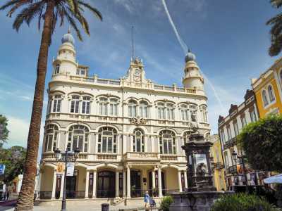 Con todas las plazas agotadas se celebra la última ruta guiada por la Triana modernista