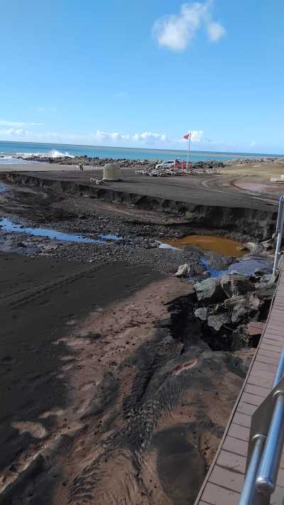 La crecida de los barrancos aísla a varias poblaciones y afecta a las playas