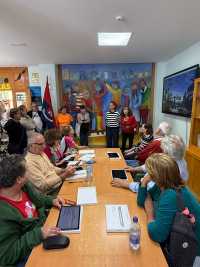 El Centro de Mayores impulsa la inclusión digital con la incorporación de una tablet de uso compartido
