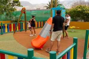 El Ayuntamiento de Gáldar renueva el parque infantil de la calle Alcaravaneras, en Barrial
