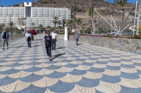 El Ayuntamiento mejora la accesibilidad  y dota de aseos la playa de Taurito