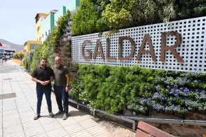 Un jardín vertical embellece la entrada a la ciudad junto a los lavaderos de Rojas