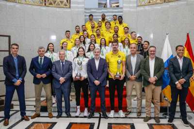 Fernando Clavijo felicita al CD Heidelberg y al CV Guaguas, campeones de la Supercopa de España de Voleibol