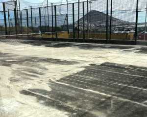 Comienzan los trabajos de rehabilitación de dos pistas de pádel de la Ciudad Deportiva Venancio Monzón