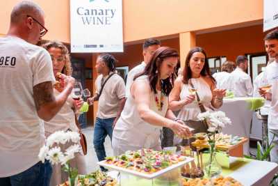 La séptima promoción de sumilleres del Campus del Vino de Canarias recibe sus títulos